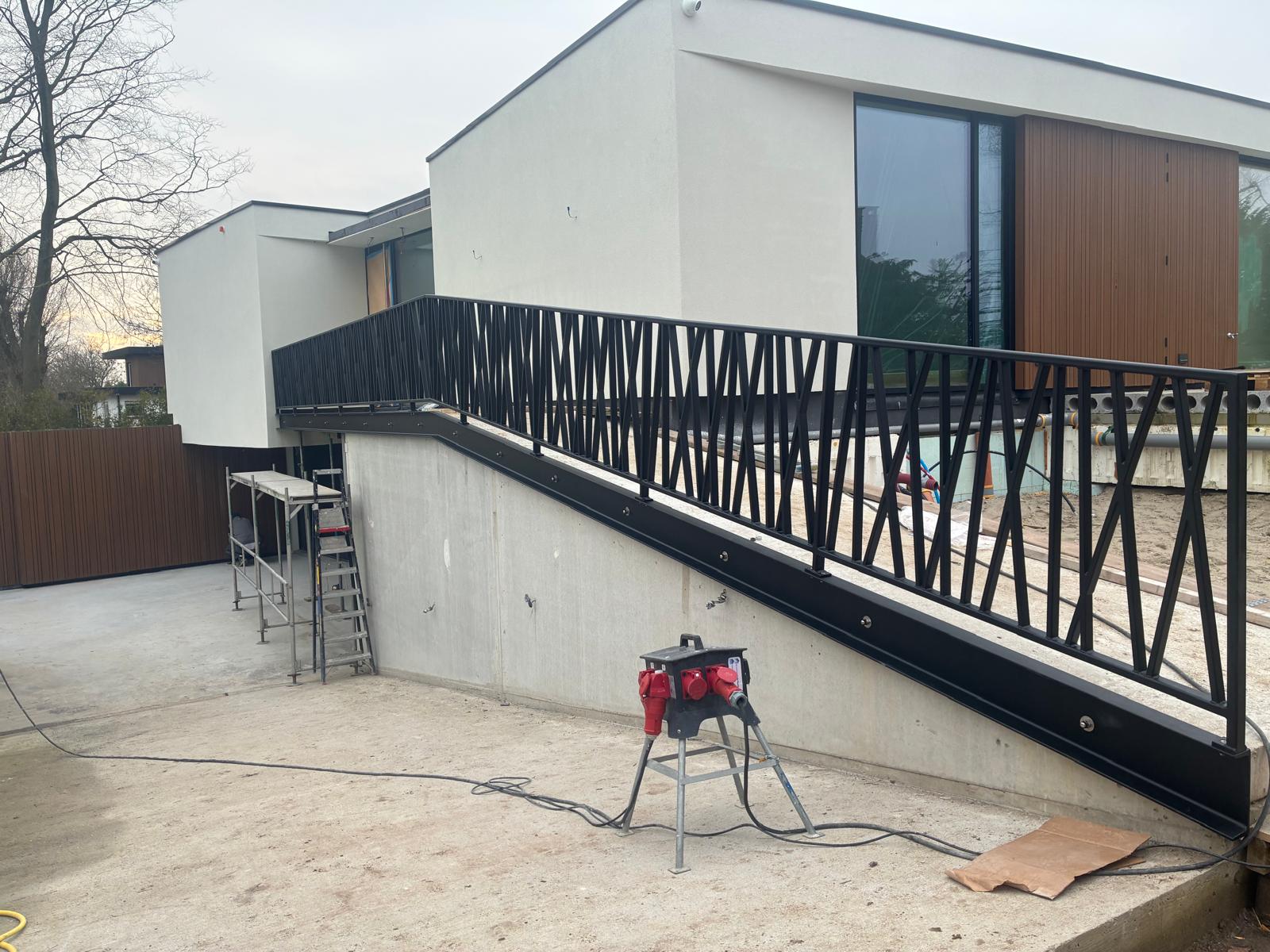 Zwart stalen hekwerk bij woning